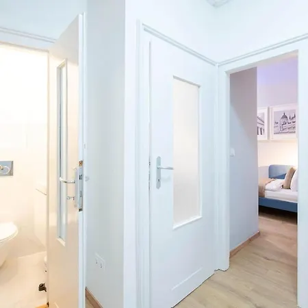 Modern And Comfy Apartment *